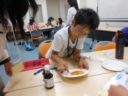 食べ比べをする子供達