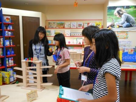 絵本屋さんに話を聞く子供達