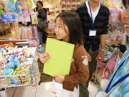 雑貨店を訪れる子供達