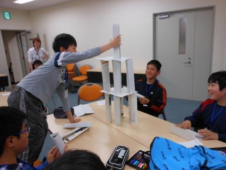 紙タワーを作る参加者