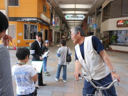 おじさんに声をかけられる子供