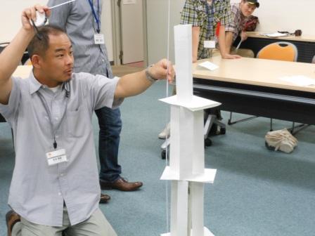 紙タワーを測る先生