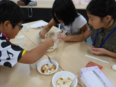 豆腐を食べる子供達