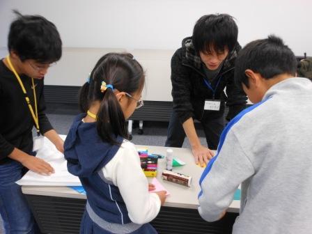 グループに分かれて作品を作る子供達