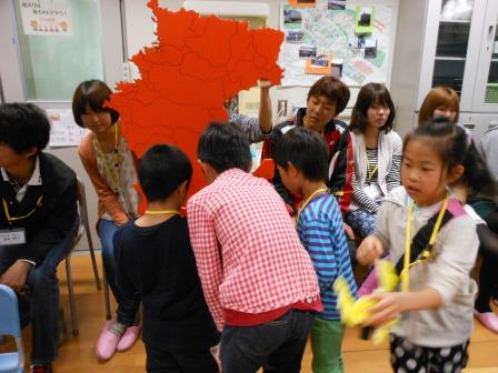 地図の周りに集まる子供達