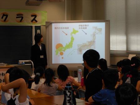 スクリーンに映し出された日本地図を見る参加者