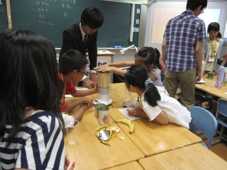 材料をミキサーにかける参加者