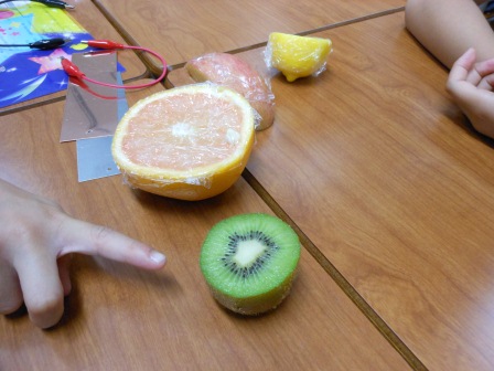 机に置かれた果物