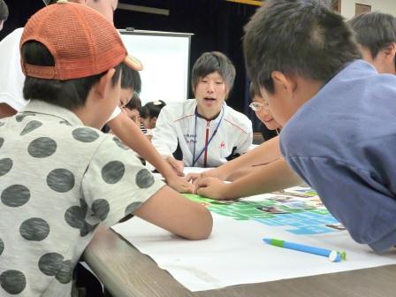 都道府県カルタをする参加者