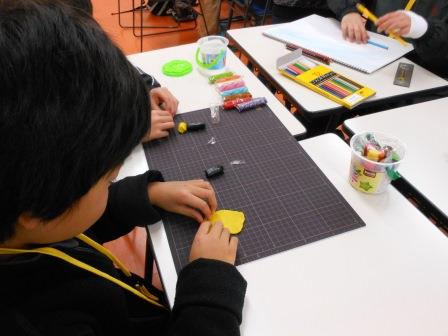 粘土でキャラクターを作る参加者