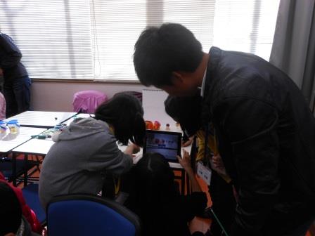  iPadを使って撮影する参加者