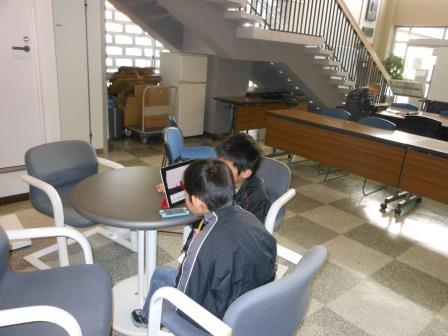 完成したアニメを見る参加者