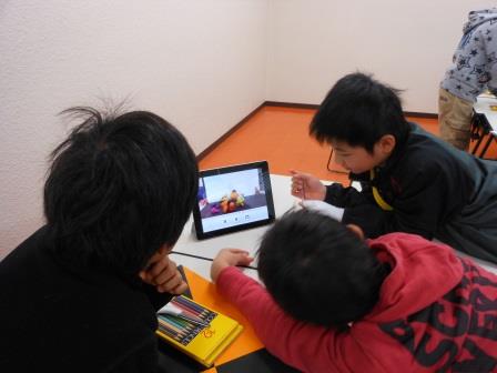 完成したアニメを見る参加者