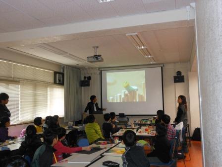 『ニャッキ』を見る参加者