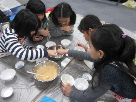 白玉団子を試食する参加者