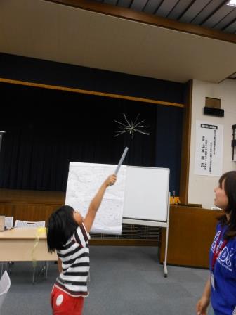 静電気で浮かせる子供