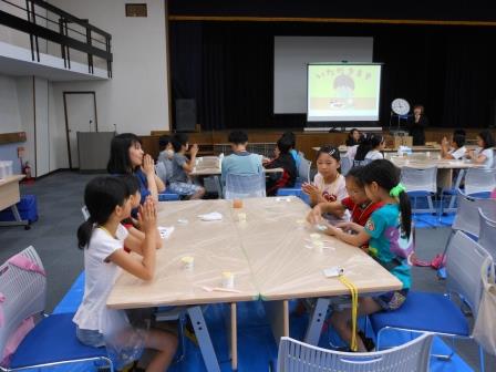 カップケーキを食べる子供達