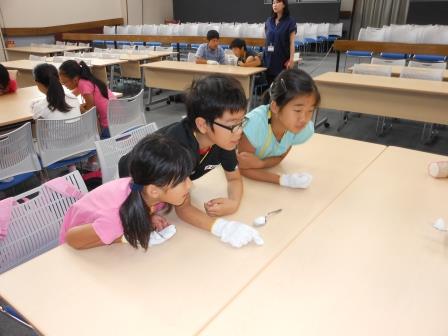 ドライアイスをスプーンの上に置く子供