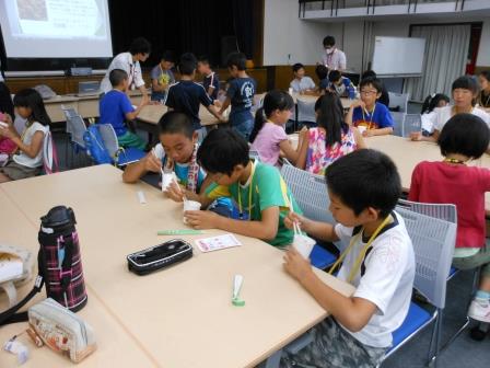 梅干しを試食する子供達