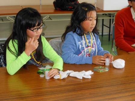 材料を前に座る子供達