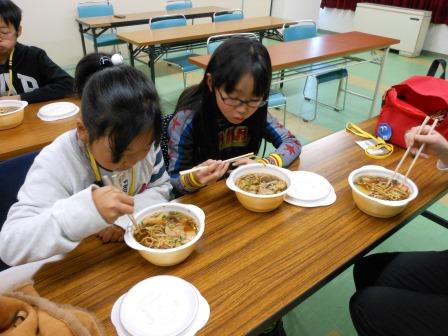 ラーメンを食べる参加者