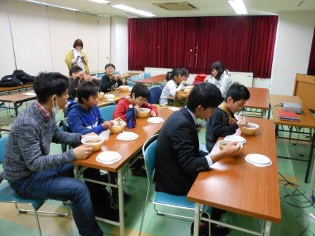 ラーメンを食べる参加者