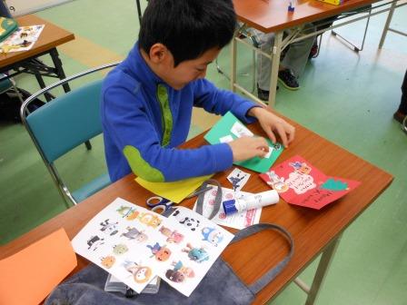 クリスマスカードを作る参加者 クリスマスカードを作る参加者