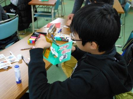 クリスマスカードを作る参加者 クリスマスカードを作る参加者