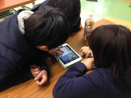 LINEを使う子供たち LINEを使う子供たち