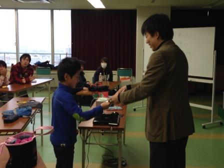 修了書をもらう子供 修了書をもらう子供