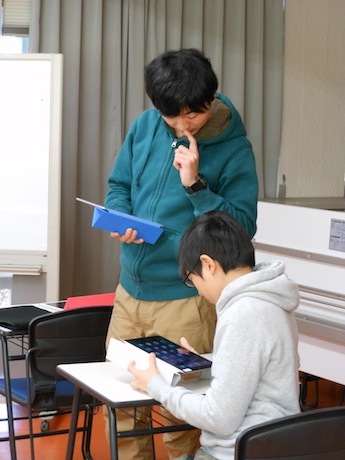  iPadを使う子供と先生