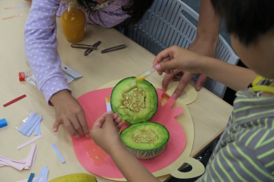 果物にリトマス紙を付ける子供たち