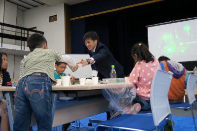 作業をする子供達