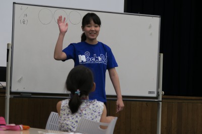 前に立って話す先生