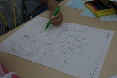 すごろくの台紙を作る参加者