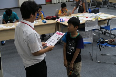 表彰状を受け取る子供