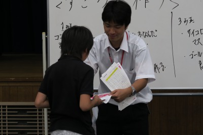 表彰状を受け取る子供