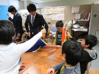 和歌山パズルをする子供達