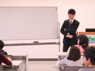 前に立って話す先生