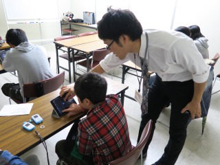 iPadを使う子供と先生
