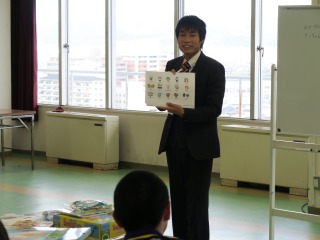 和歌山のゆるキャラが載った紙を見せる先生