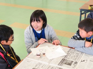 先生と相談する参加者