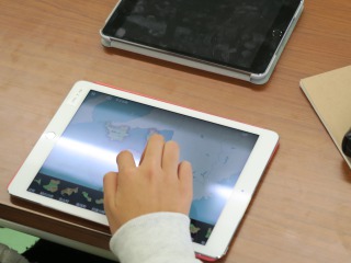  iPadを使う子供