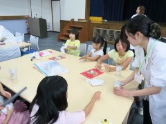 静電気の実験をする子供達