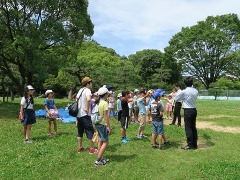 和歌山城に集合する参加者