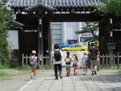 和歌山城の門を出る参加者