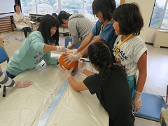 かぼちゃのらんたんを作る子供達