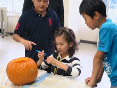 かぼちゃのらんたんを作る子供達
