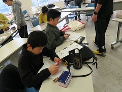 箱の鍵を開けるようとする子供達