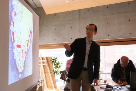 スクリーンの前に立つ佐藤先生